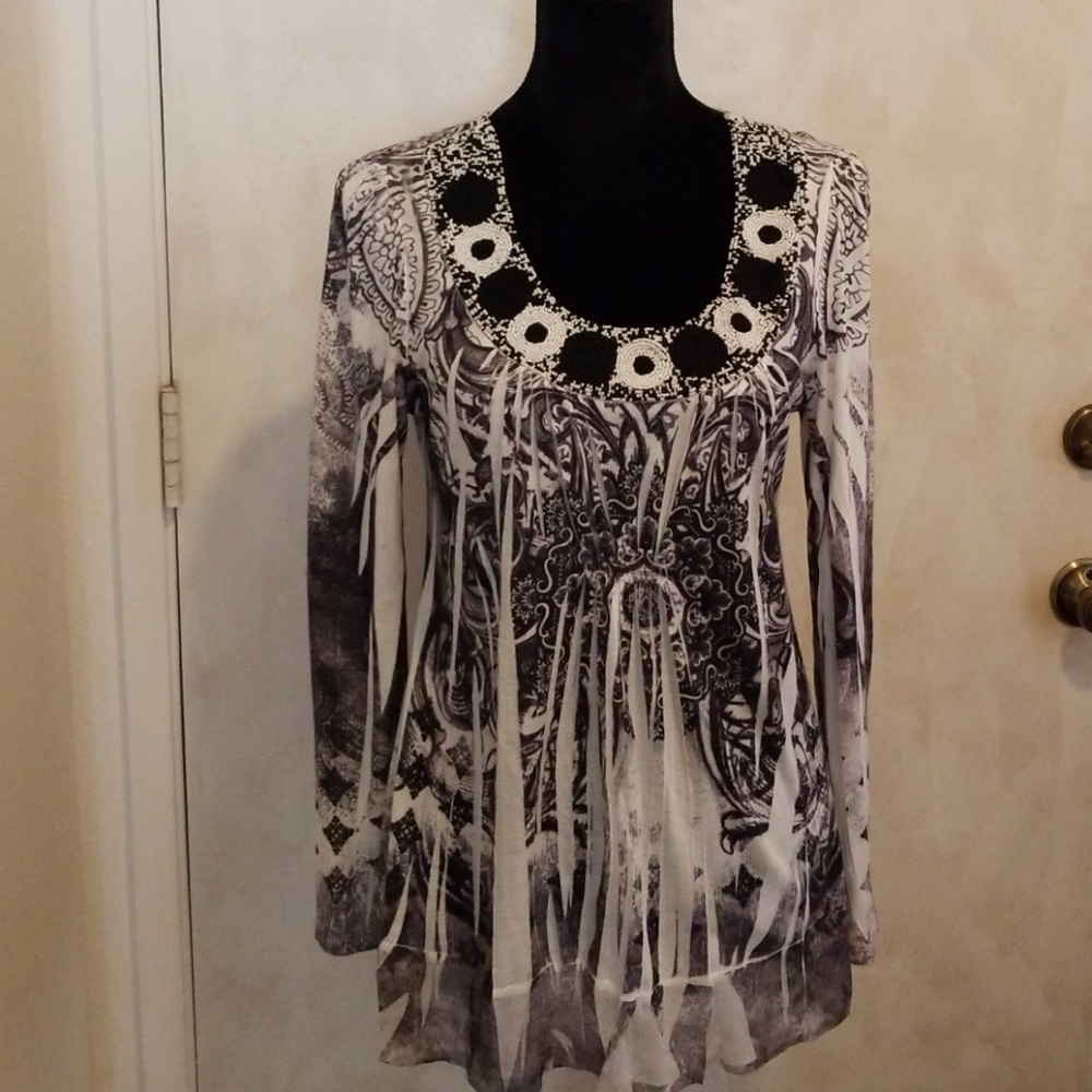 Long sleeve B/W top, sz. M.